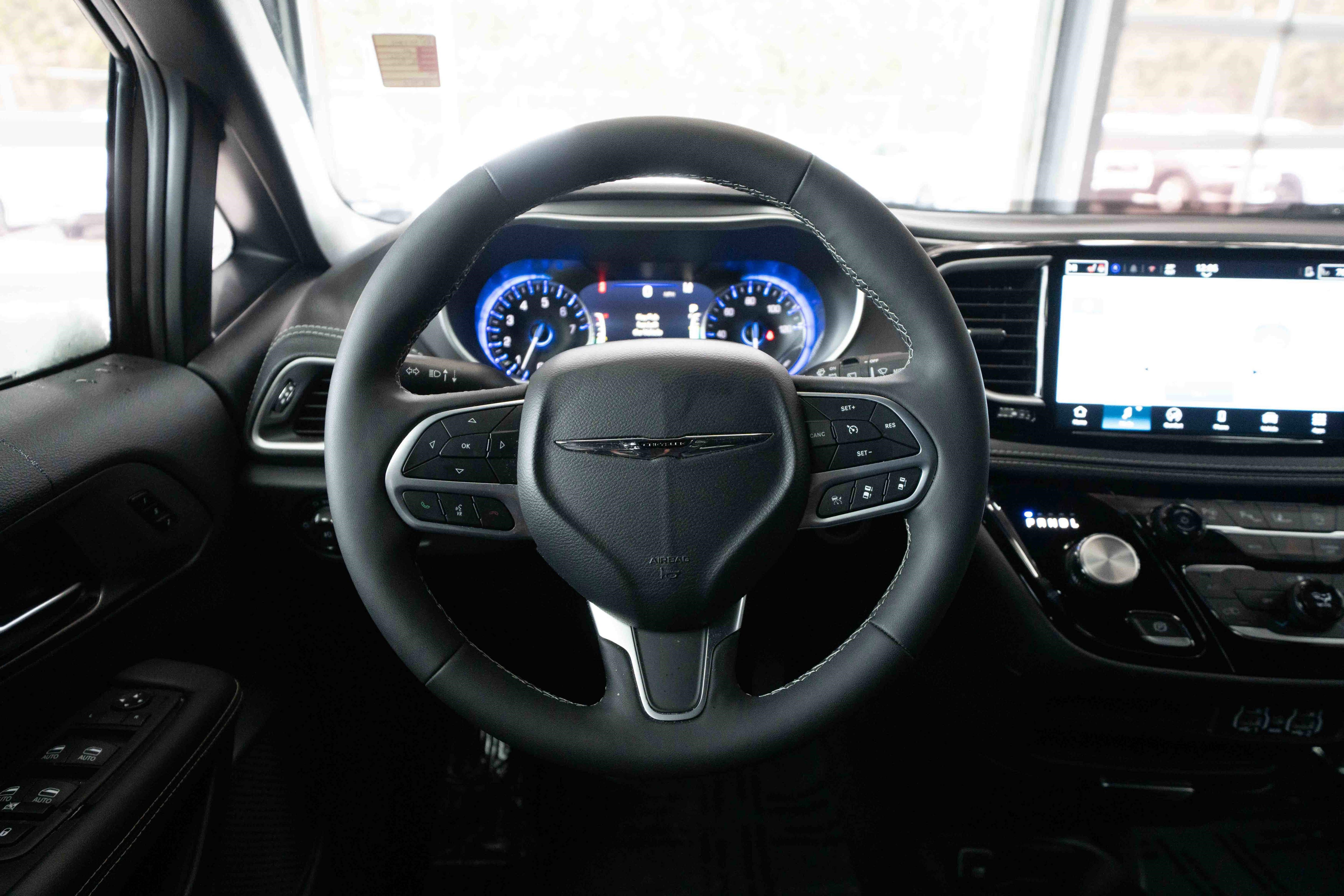 Used 2025 Chrysler Pacifica Select image 21