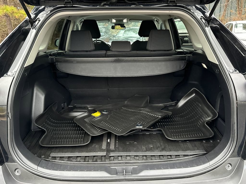Used 2022 Toyota RAV4 LE image 6