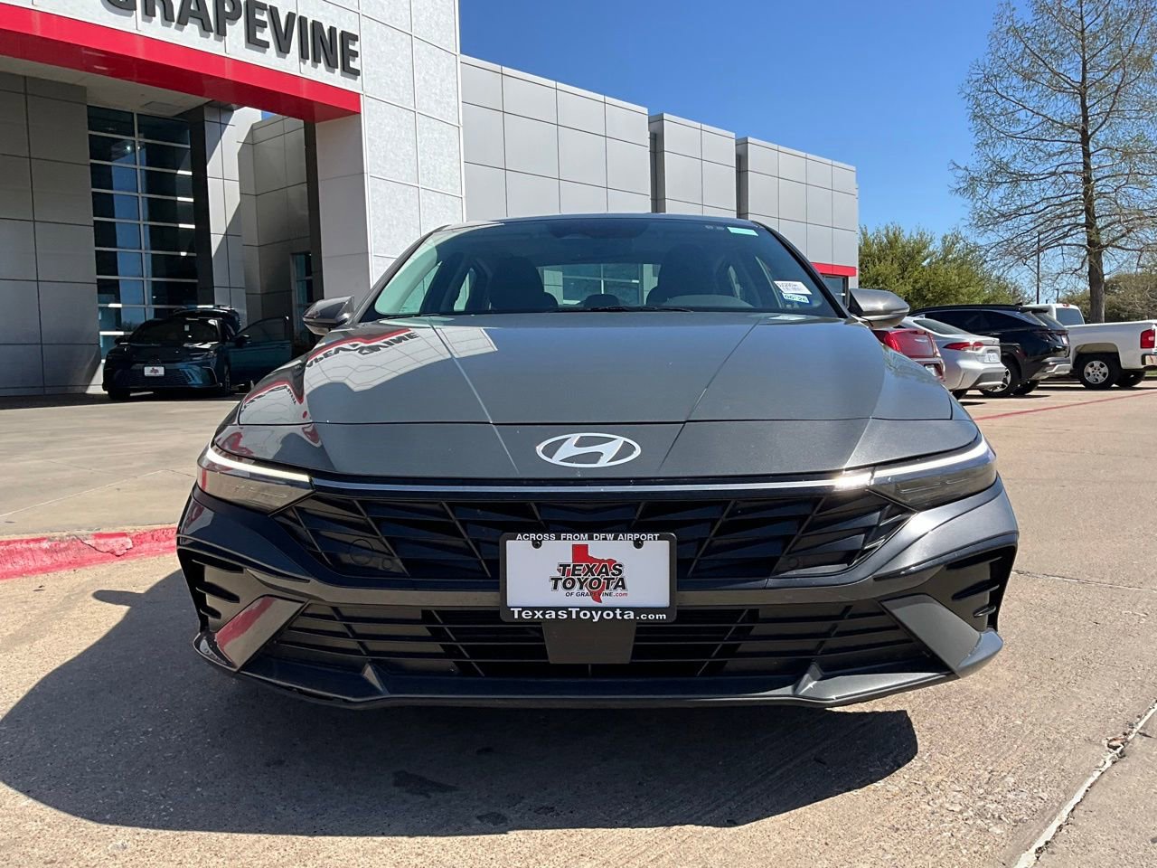 Used 2025 Hyundai Elantra Limited image 3