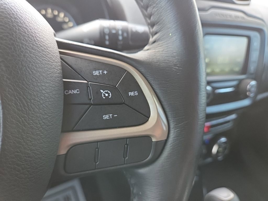 Used 2017 Jeep Renegade Latitude w/ Popular Equipment Group image 27