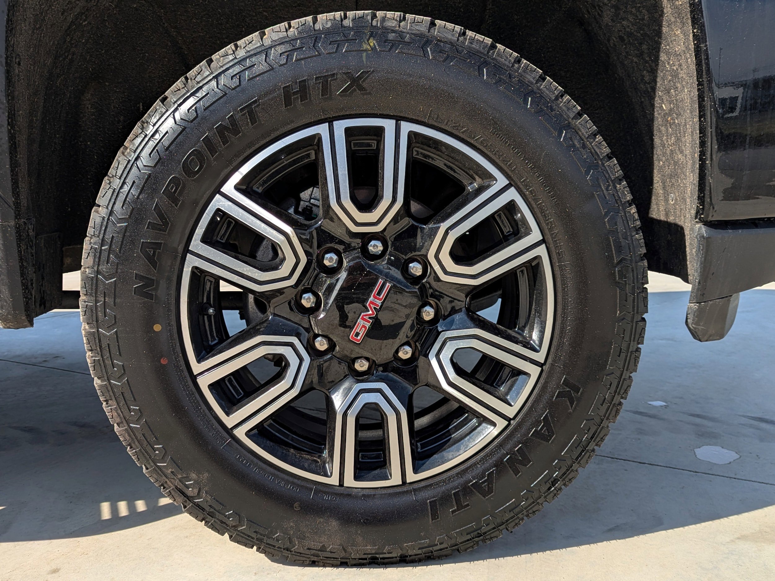Used 2022 GMC Sierra 2500 AT4 w/ AT4 Premium Plus Package AWD/4WD image 12