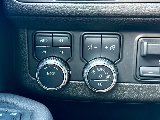 Used 2024 GMC Yukon Denali w/ Advanced Technology Package AWD/4WD image 26