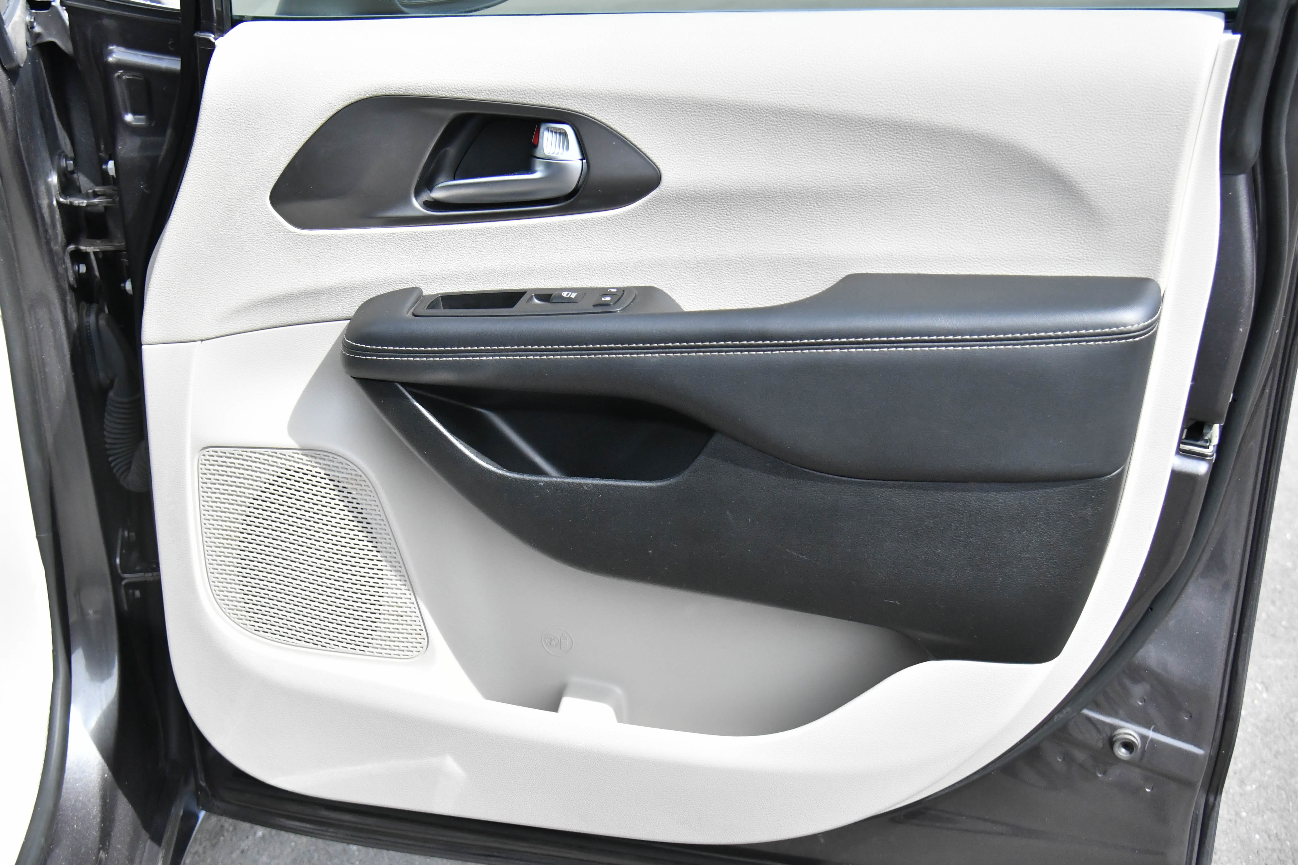 Used 2023 Chrysler Pacifica Touring-L image 49