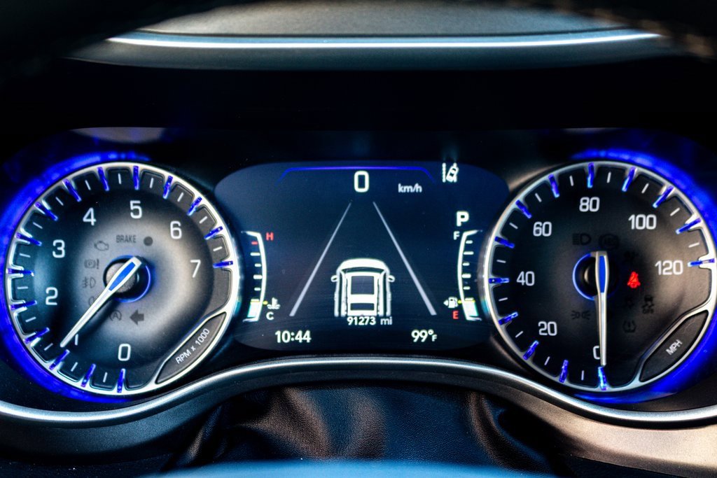 Used 2023 Chrysler Pacifica Touring-L image 12