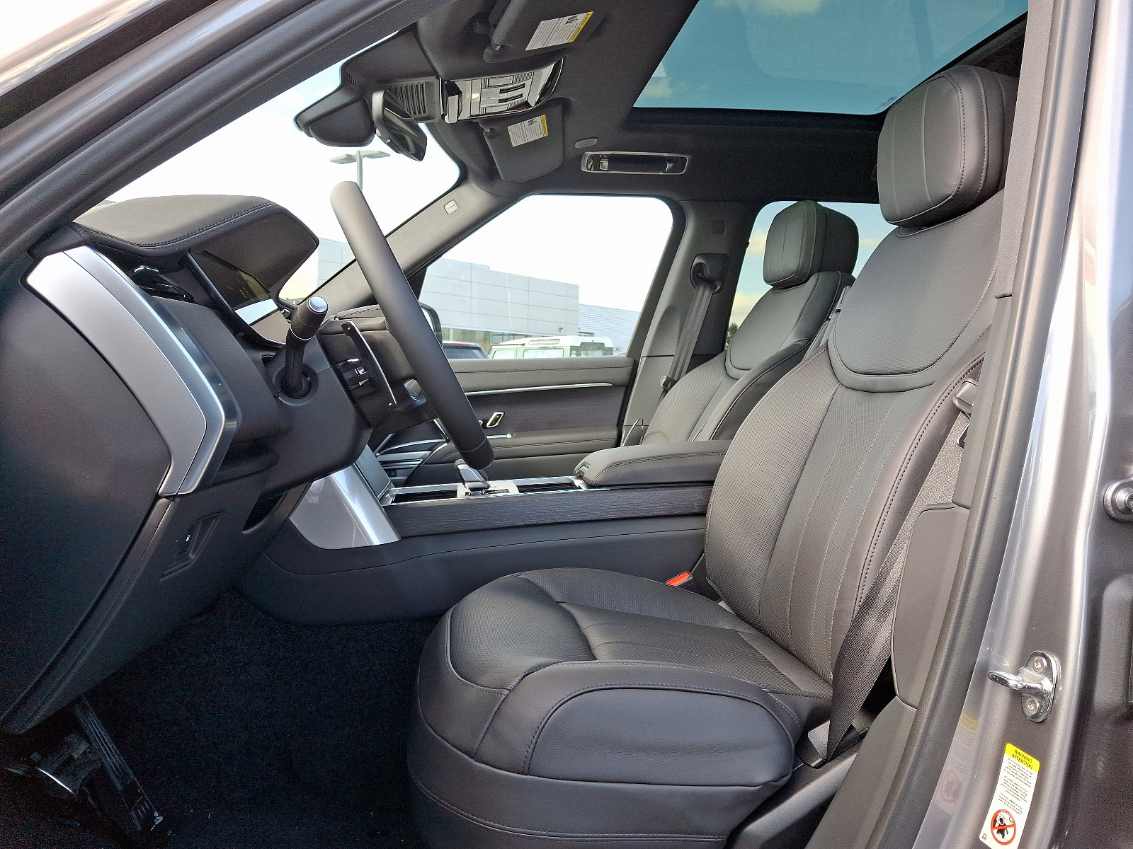 New 2025 Land Rover Range Rover SE image 9