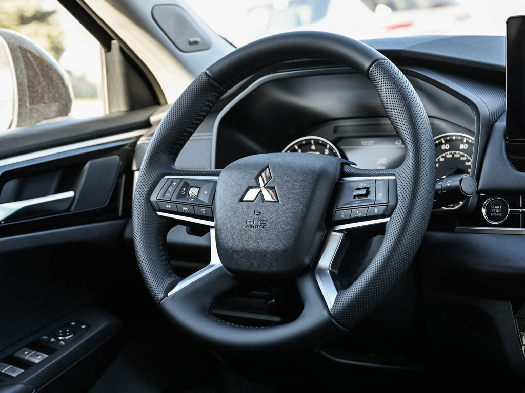 New 2025 Mitsubishi Outlander SE image 15