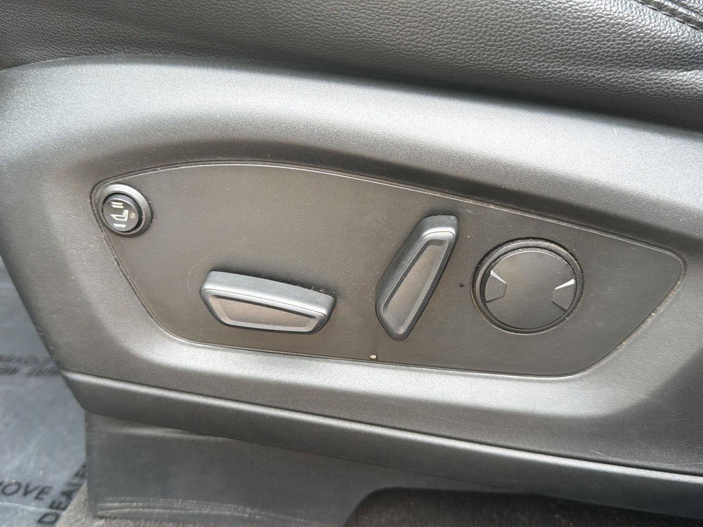 Used 2020 Ford Explorer XLT w/ Equipment Group 202A image 17