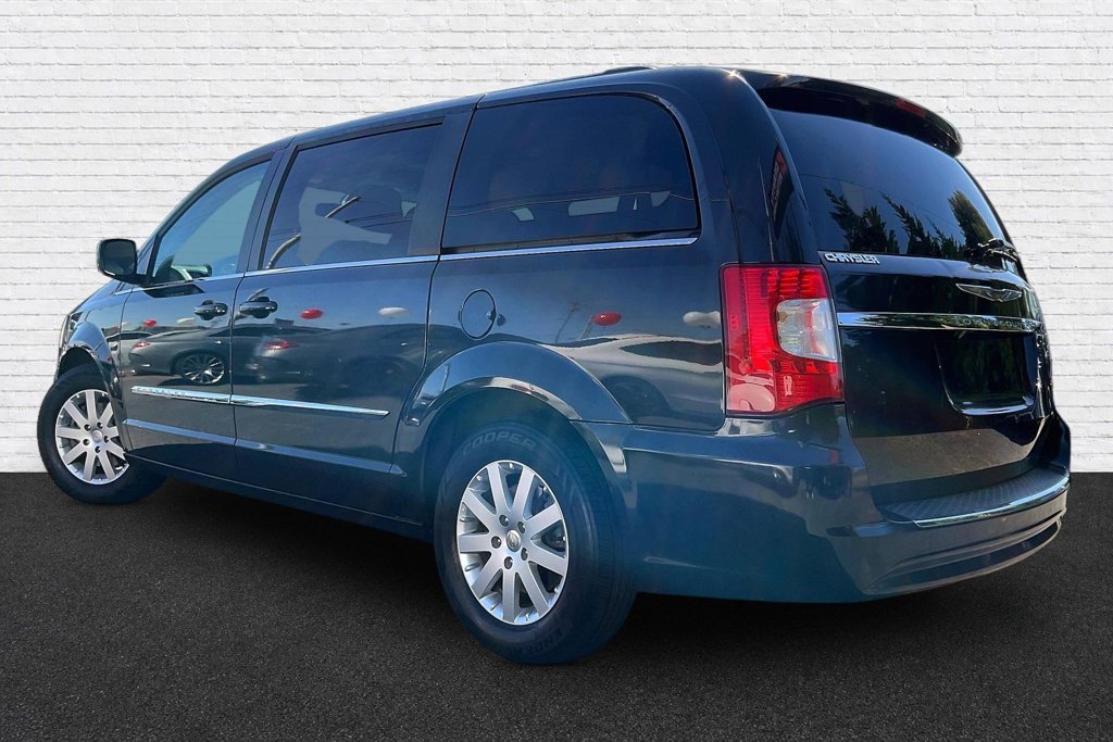 Used 2015 Chrysler Town & Country Touring FWD image 4