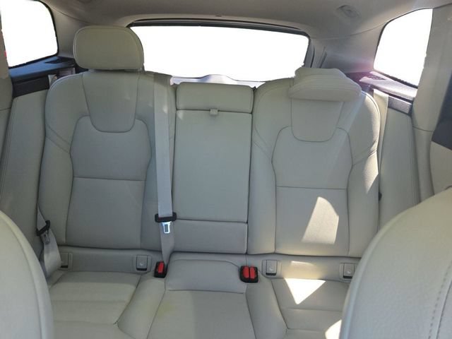 Used 2022 Volvo XC60 B5 Momentum AWD/4WD image 13