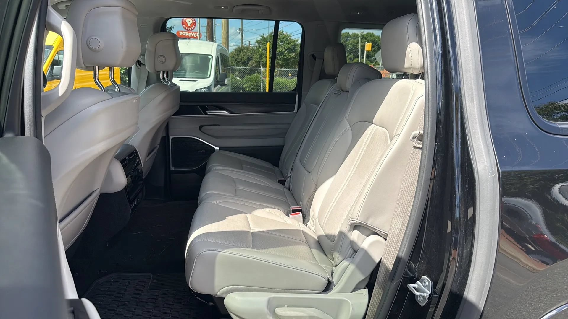 Used 2024 Jeep Wagoneer L Series II w/ Flexible Seating Group RWD image 13