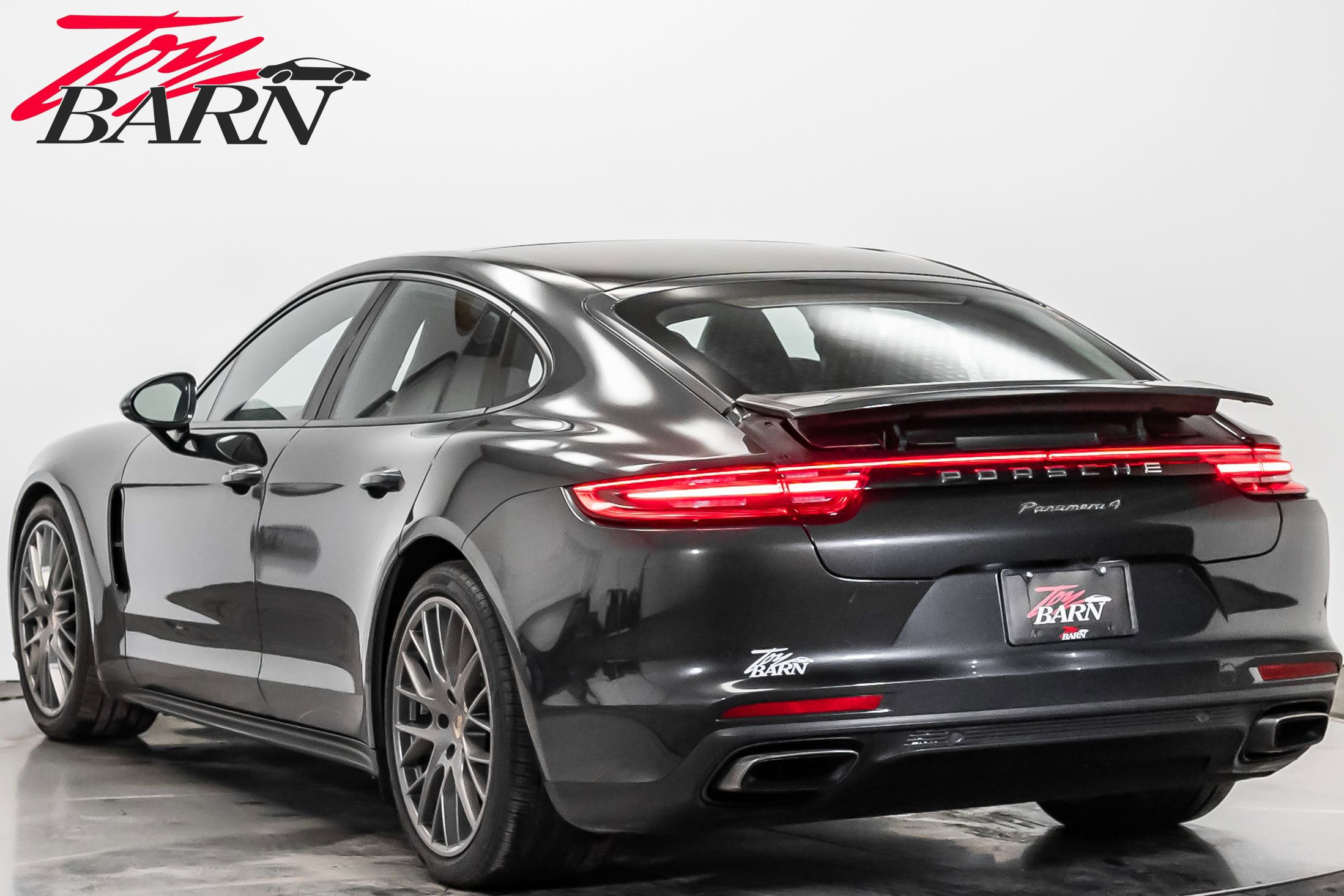Used 2018 Porsche Panamera 4 image 3