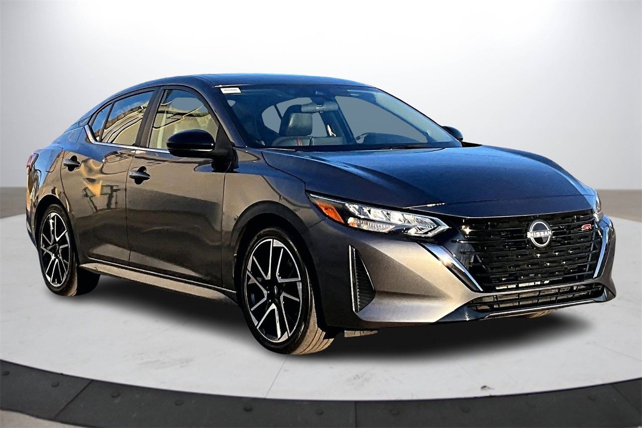 Used 2025 Nissan Sentra SR w/ SR Premium Package image 2