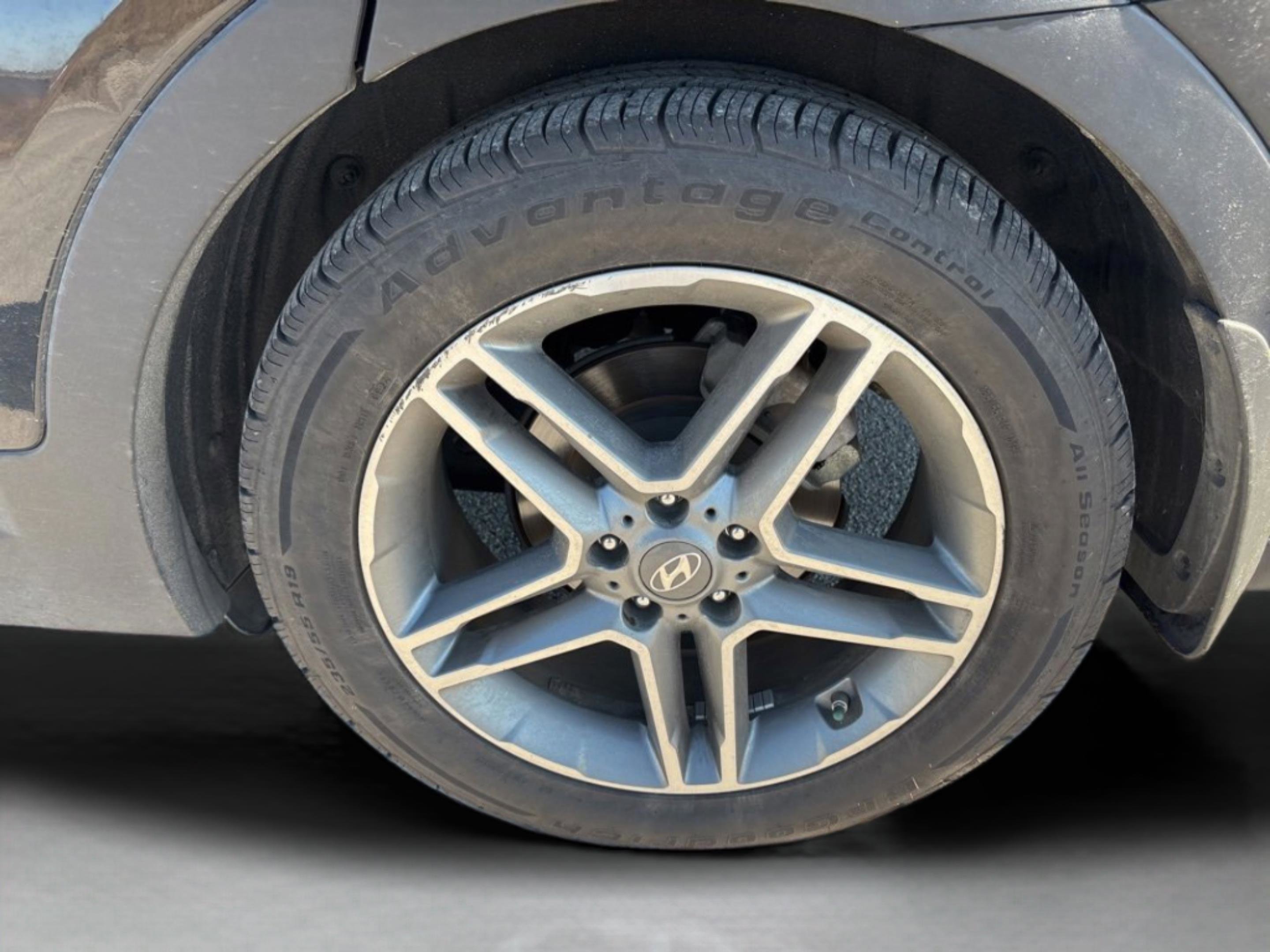 Used 2018 Hyundai Santa Fe SE image 48