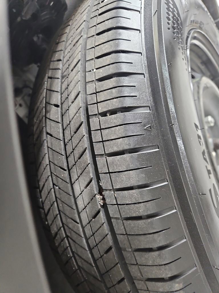 Used 2025 Nissan Kicks S image 27