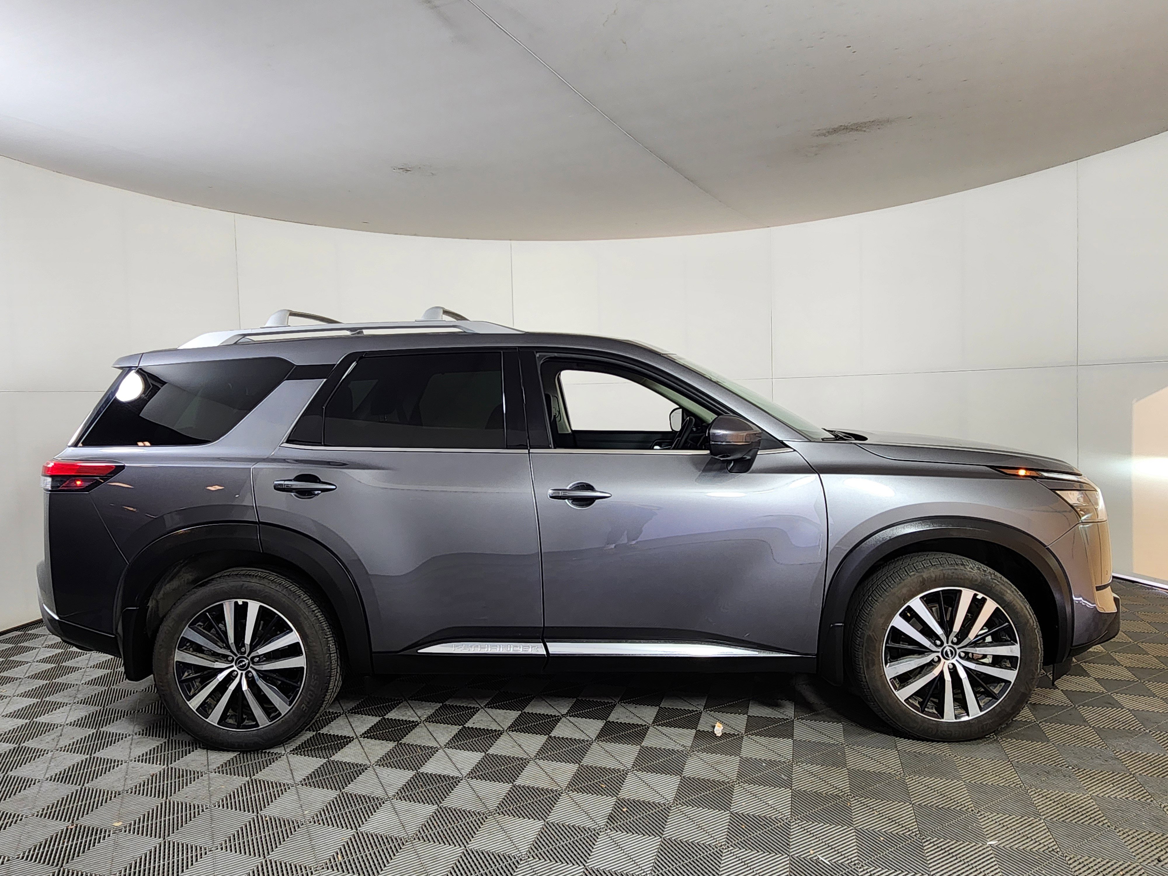 Used 2025 Nissan Pathfinder Platinum image 8