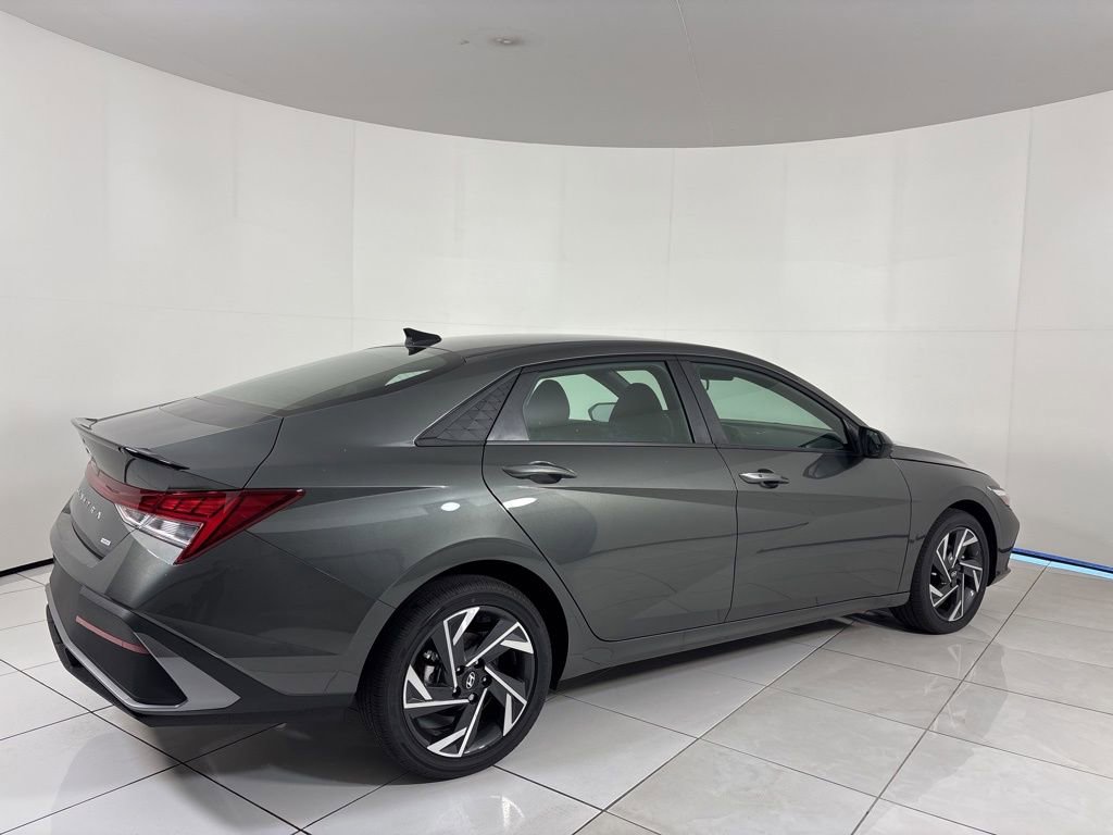 Used 2025 Hyundai Elantra SEL FWD image 5