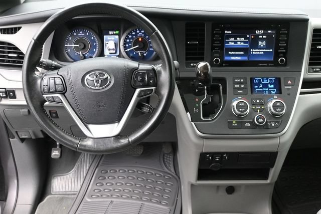 Used 2020 Toyota Sienna XLE FWD image 2