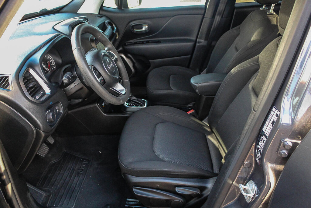 Used 2023 Jeep Renegade Latitude AWD/4WD image 8