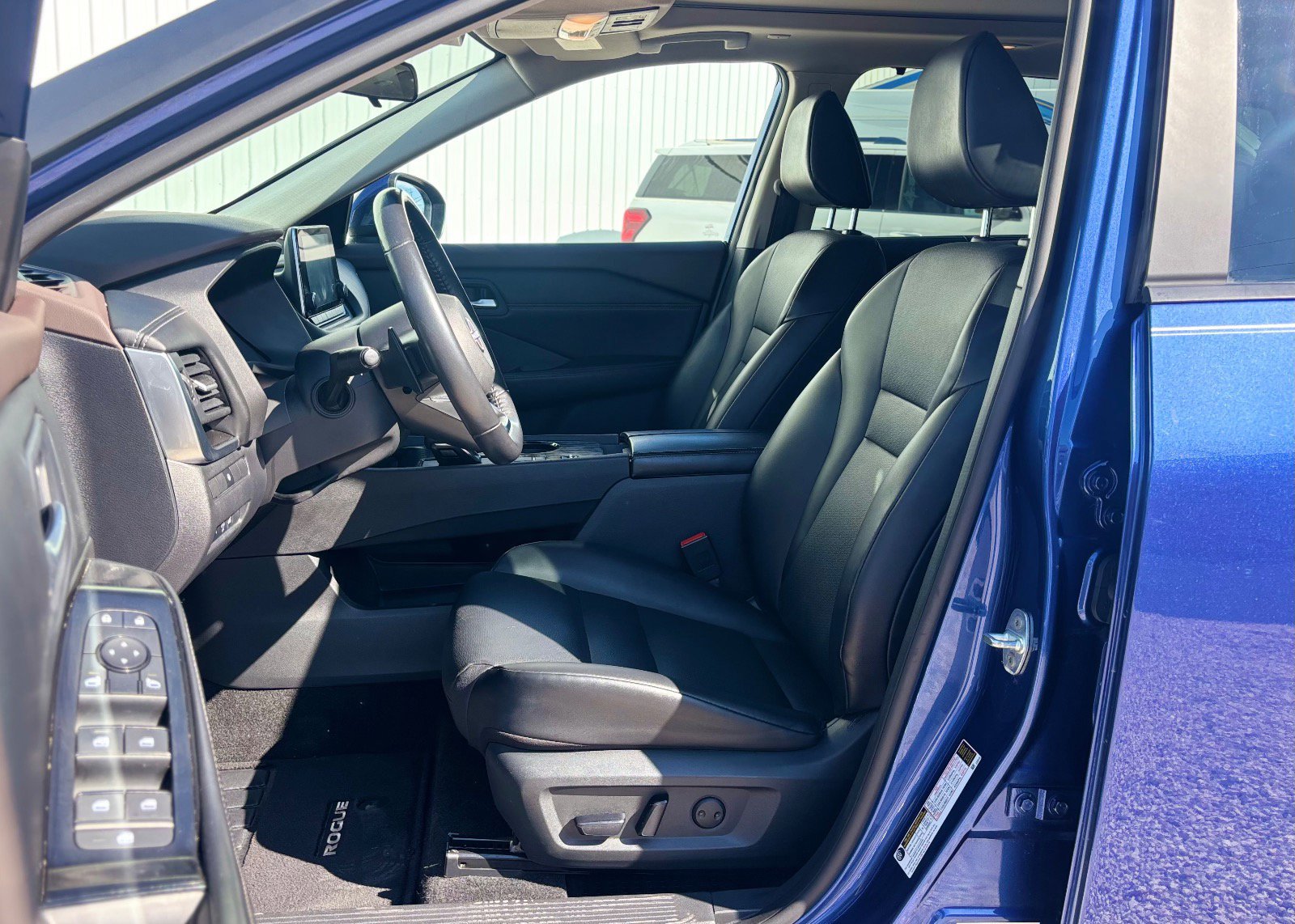 Used 2023 Nissan Rogue SV w/ SV Premium B Package image 19