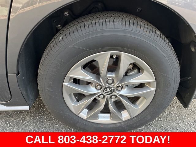 Used 2025 Toyota Sienna XLE image 32