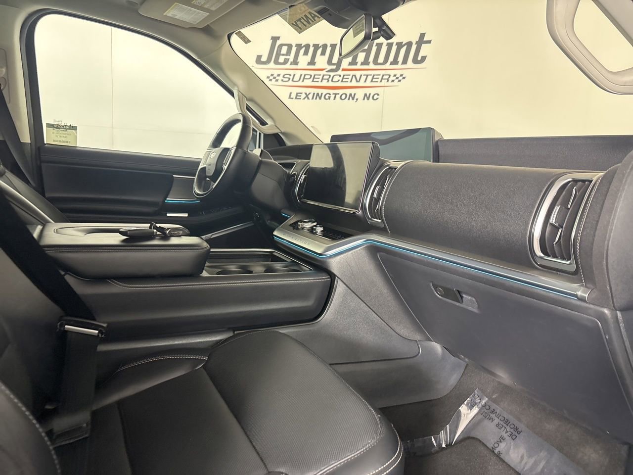 Used 2025 Ford Expedition Platinum image 29