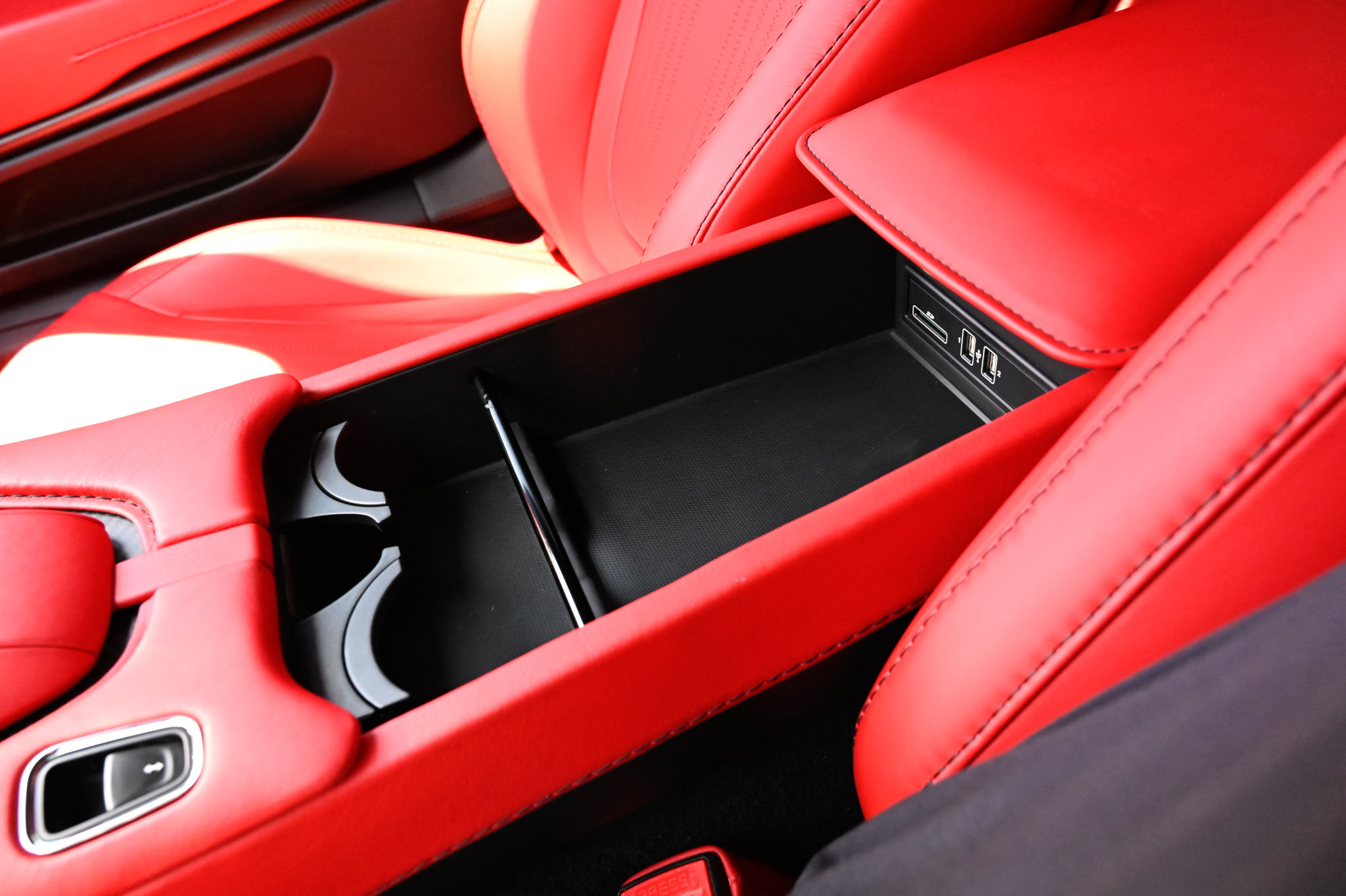 Used 2021 Aston Martin DB11 Coupe RWD image 32