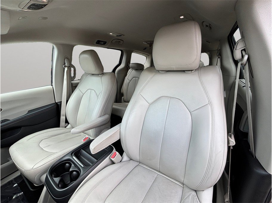 Used 2018 Chrysler Pacifica Touring-L FWD image 17