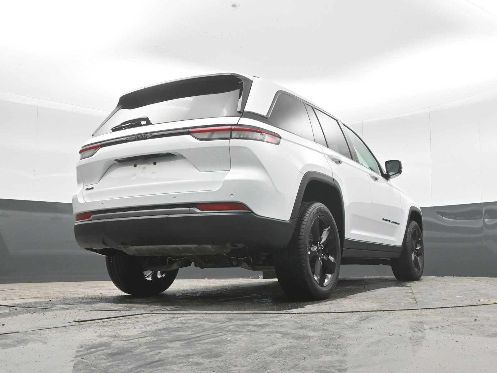 Used 2026 Jeep Grand Cherokee Limited w/ Limited Altitude Package AWD/4WD image 33