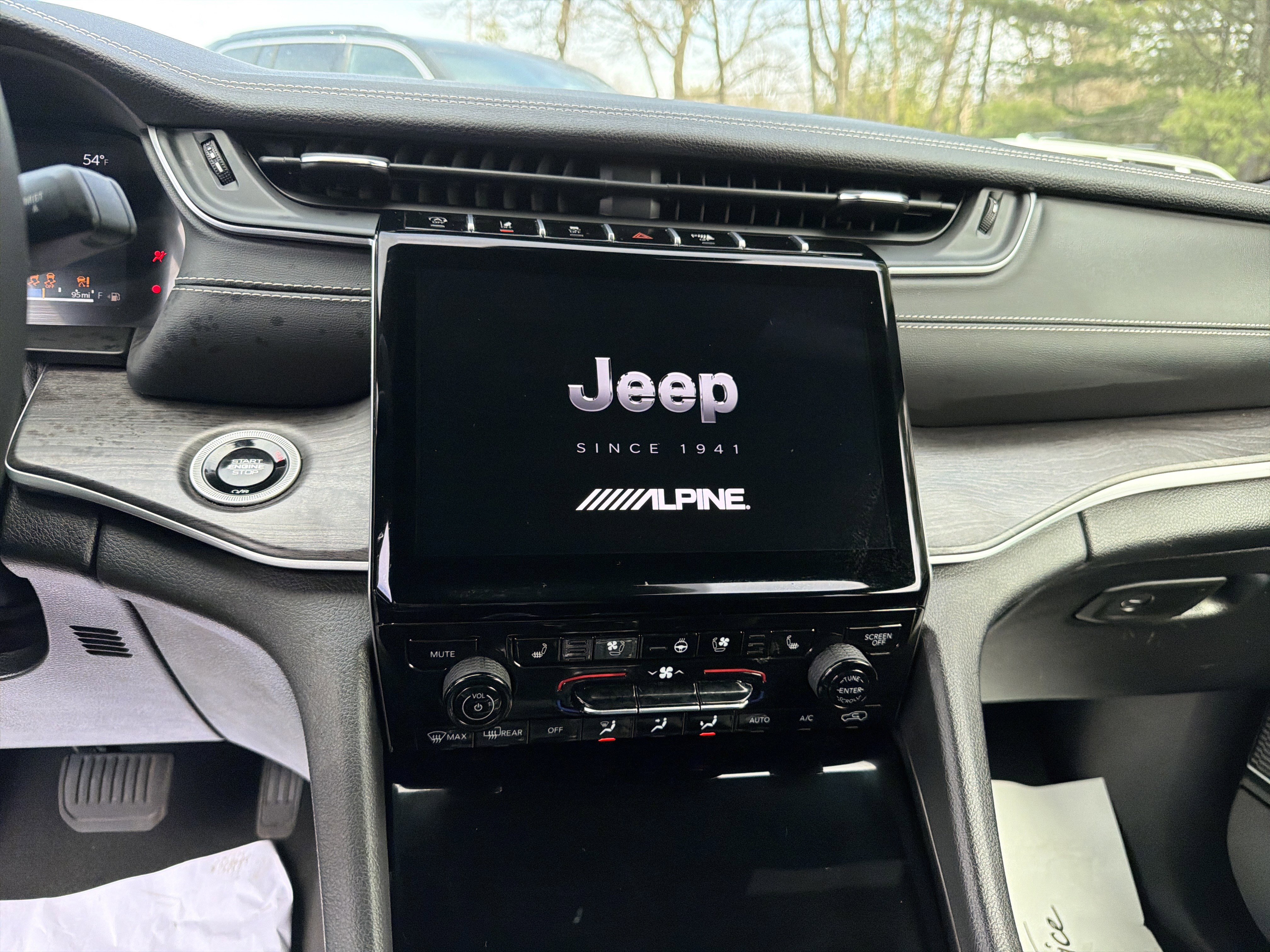 Certified 2024 Jeep Grand Cherokee L Limited w/ Luxury Tech Group II image 17