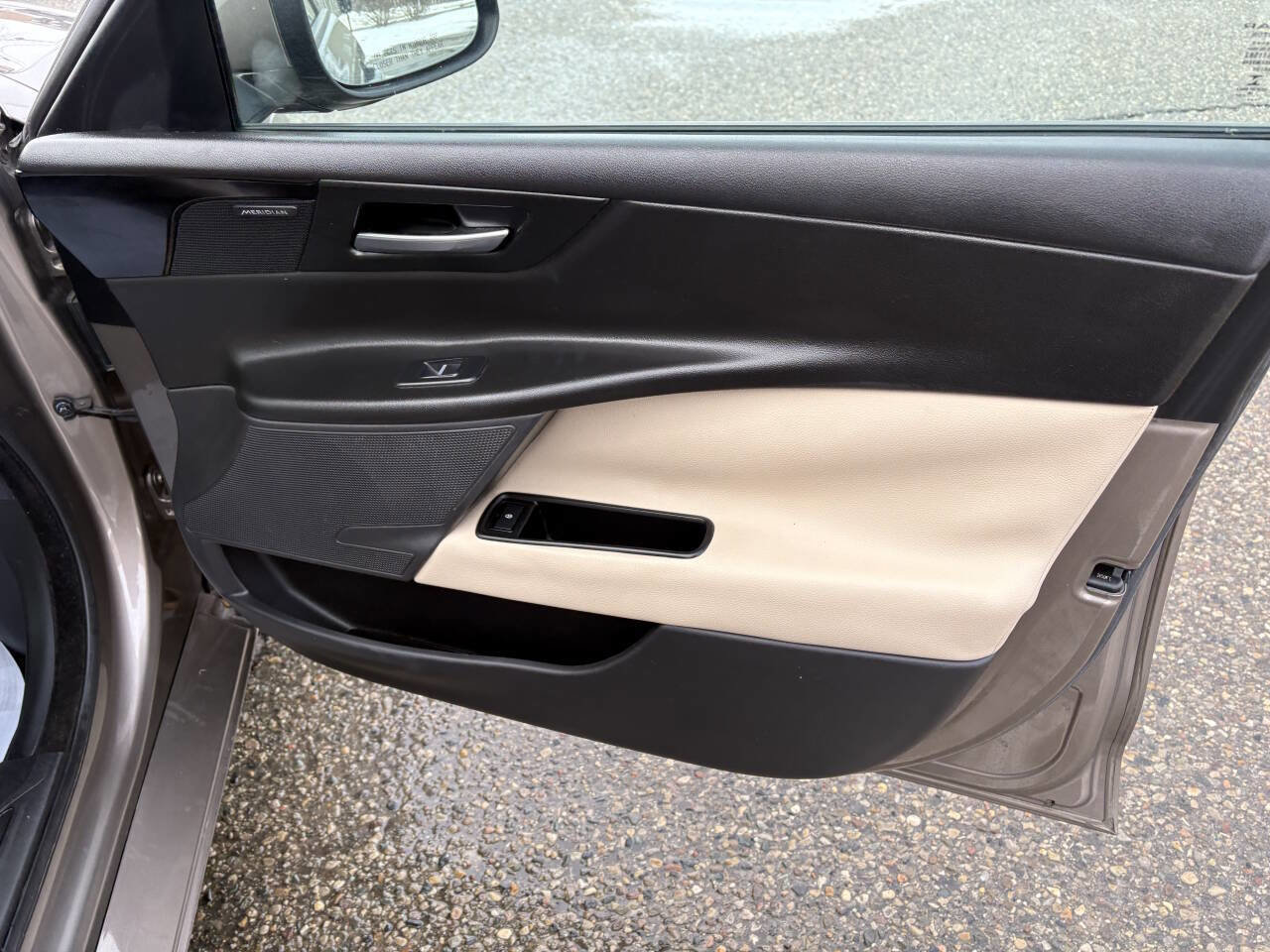 Used 2017 Jaguar XE Premium image 14