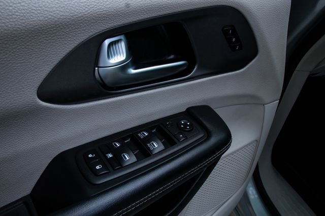 Used 2023 Chrysler Pacifica Touring-L image 13