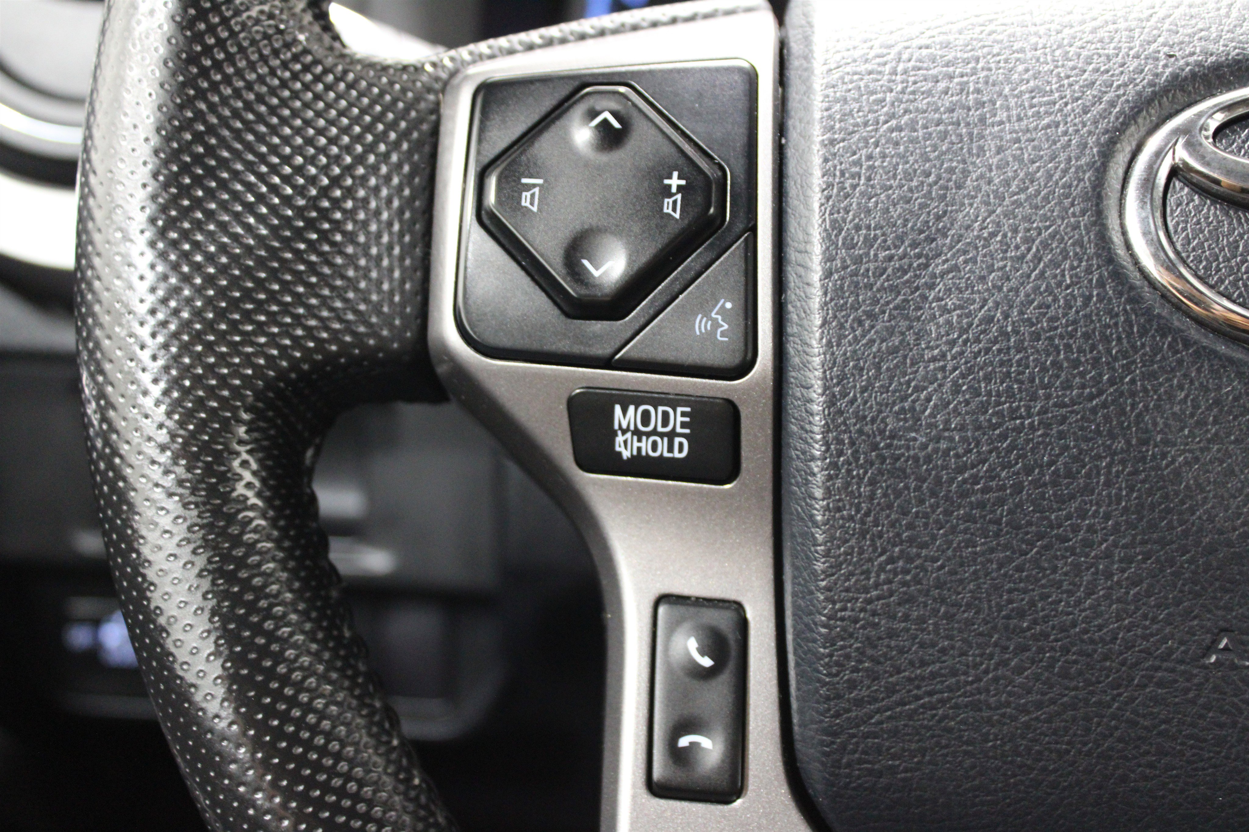 Used 2016 Toyota Tacoma Limited image 9