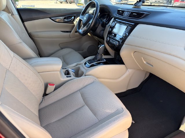 Used 2017 Nissan Rogue SL w/ SL Premium Package FWD image 24