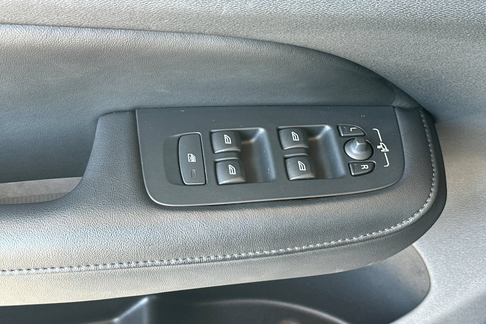 Used 2024 Volvo S60 B5 Core FWD image 12