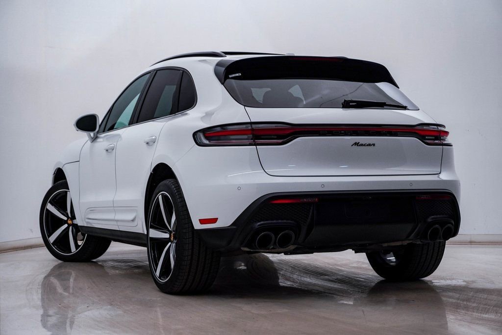 Certified 2025 Porsche Macan image 3