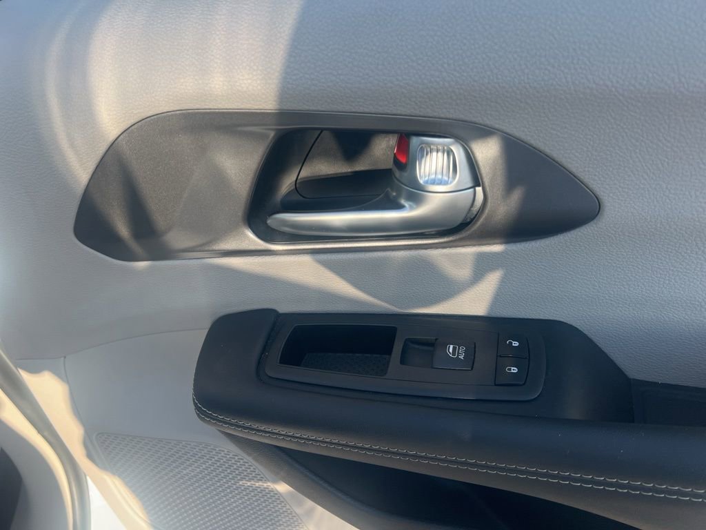Used 2024 Chrysler Pacifica Touring-L image 25