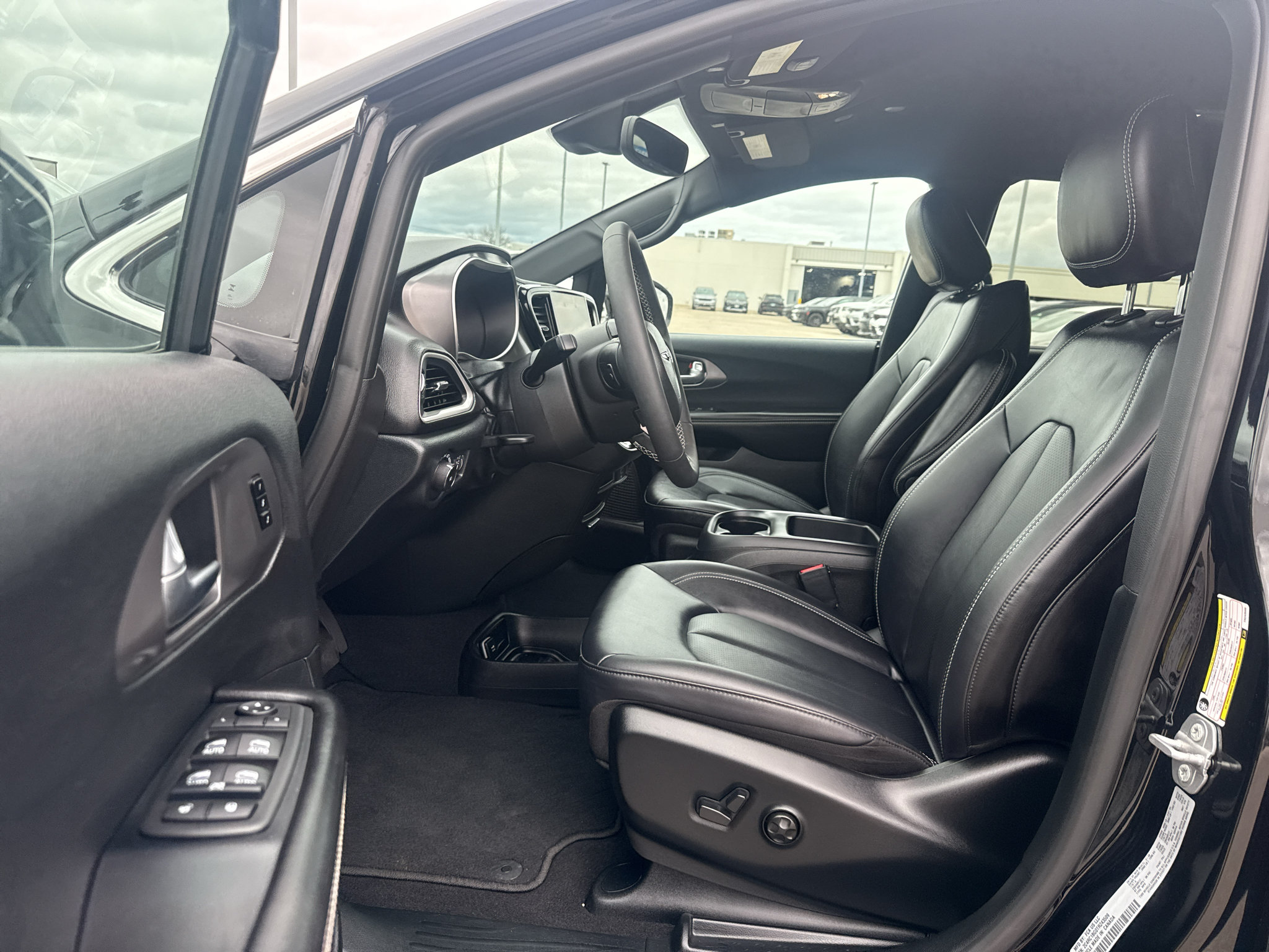 Used 2026 Chrysler Pacifica Select FWD image 4
