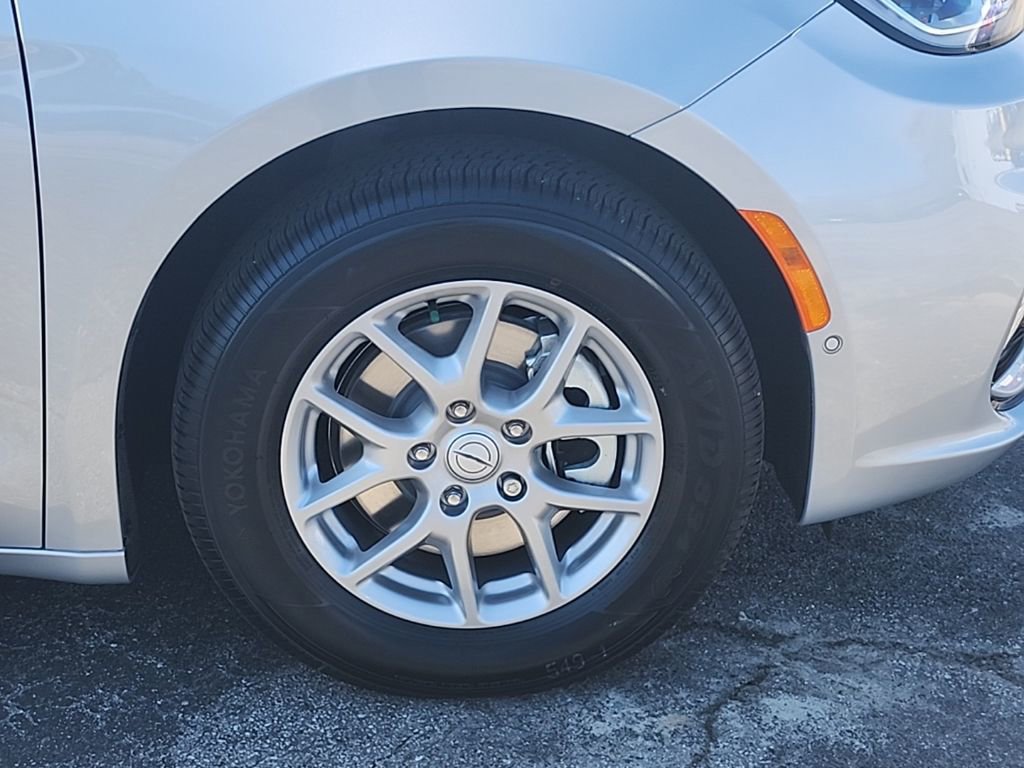 New 2026 Chrysler Pacifica Select image 30
