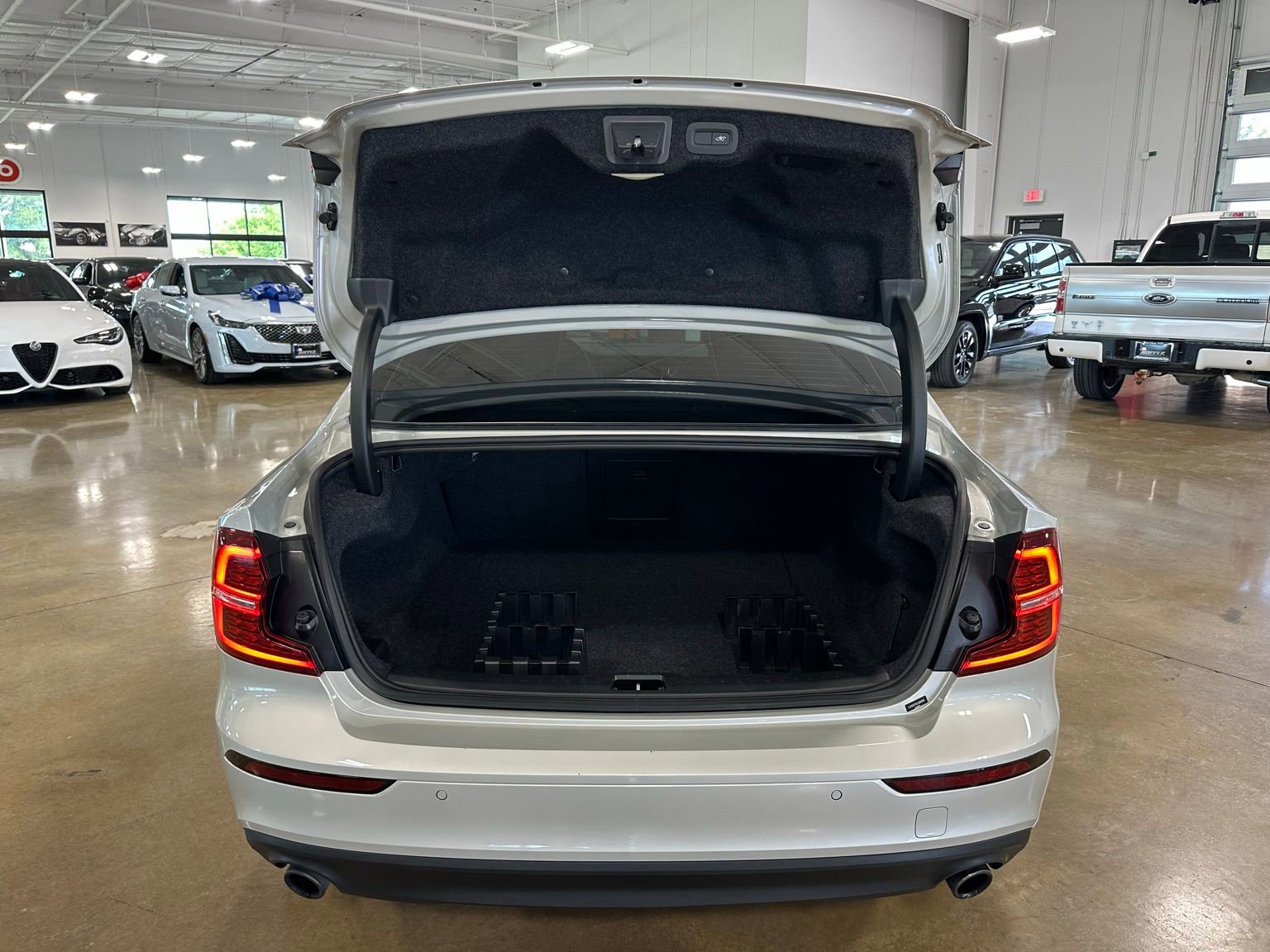 Used 2020 Volvo S60 T5 Momentum image 41