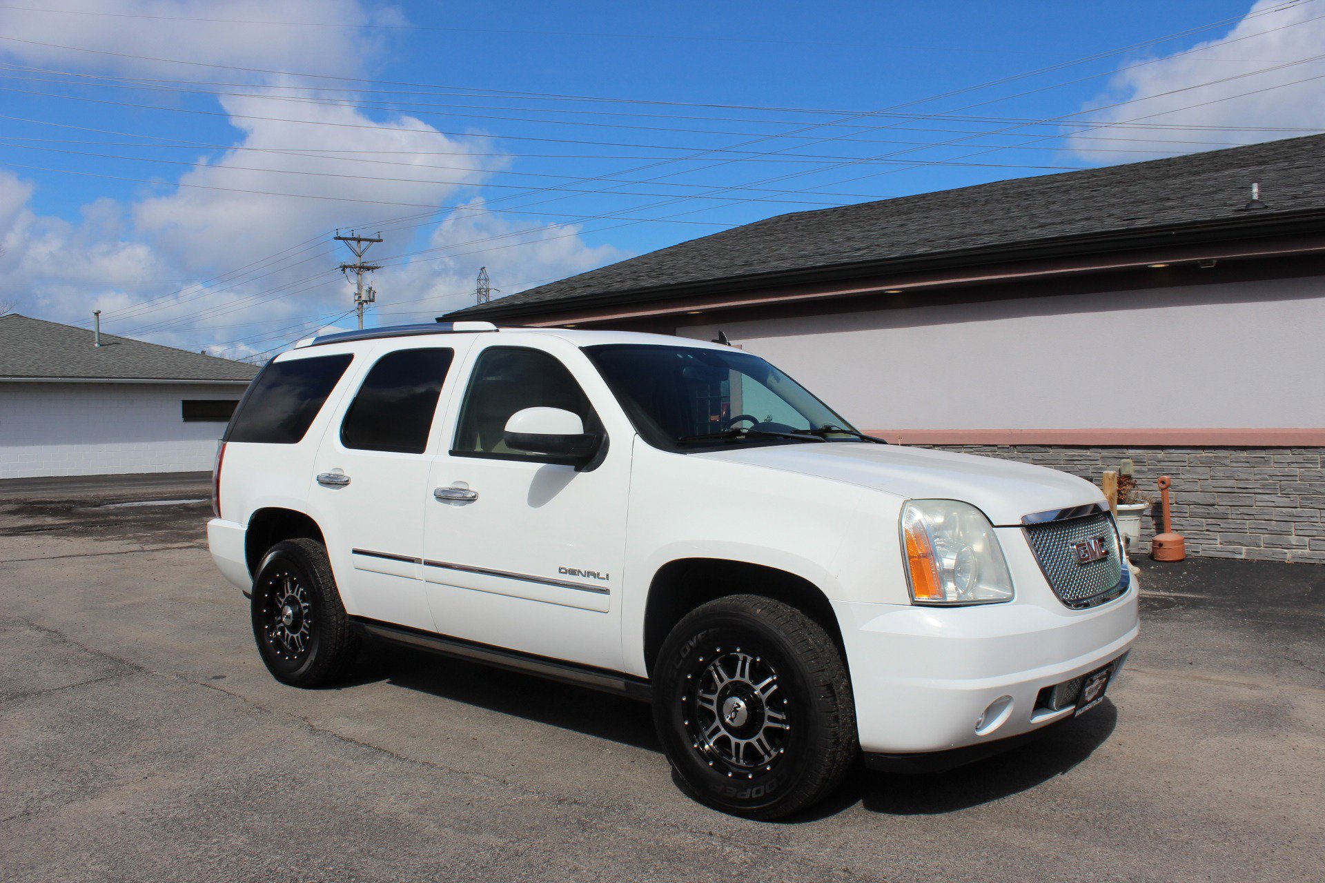 Used 2011 GMC Yukon Denali image 2
