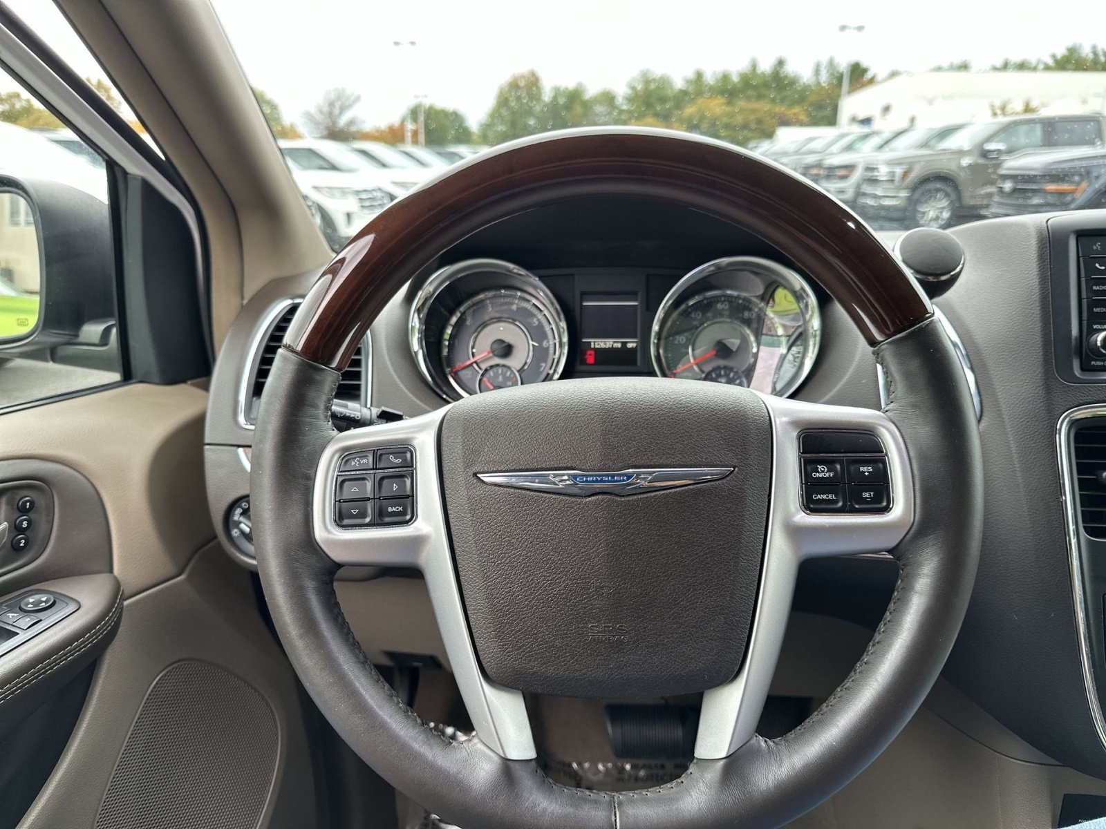 Used 2016 Chrysler Town & Country Limited Platinum FWD image 17