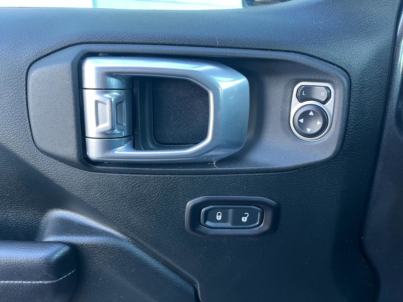 Used 2018 Jeep Wrangler Sport AWD/4WD image 18