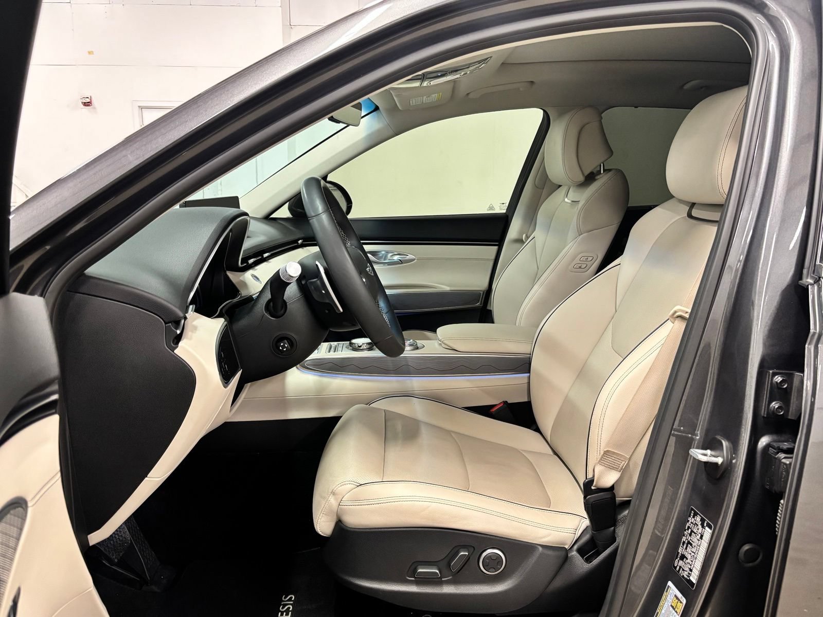 Used 2022 Genesis GV70 2.5T w/ Advanced Package AWD/4WD image 17