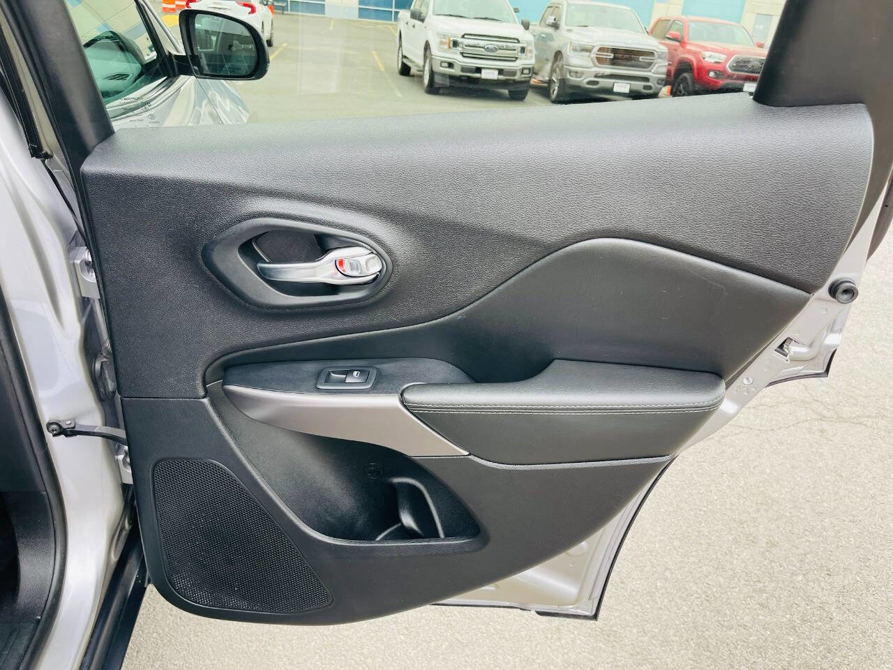 Used 2019 Jeep Cherokee Limited image 34