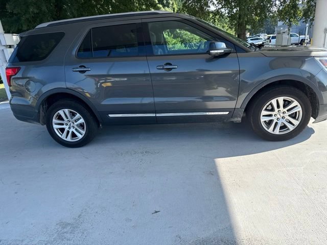 Used 2018 Ford Explorer XLT w/ Equipment Group 202A AWD/4WD image 2