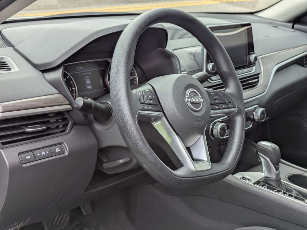 Used 2025 Nissan Altima 2.5 SV FWD image 14