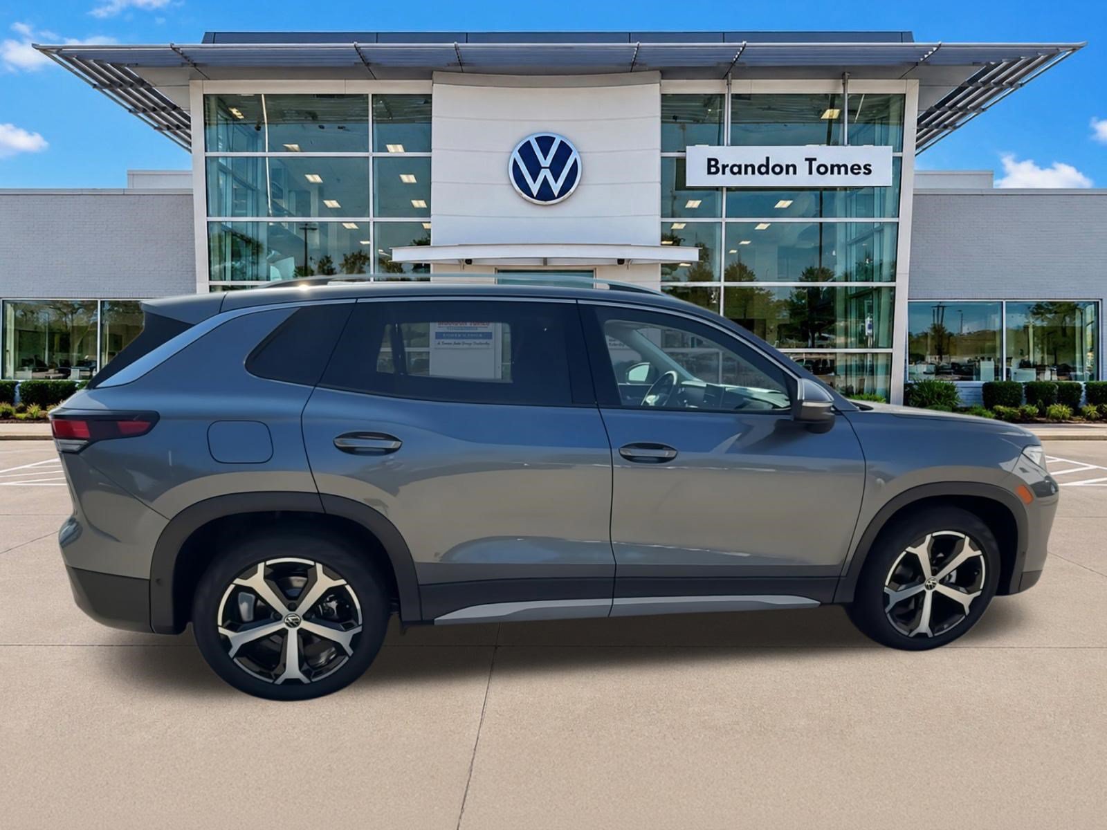 New 2026 Volkswagen Tiguan SE FWD image 9