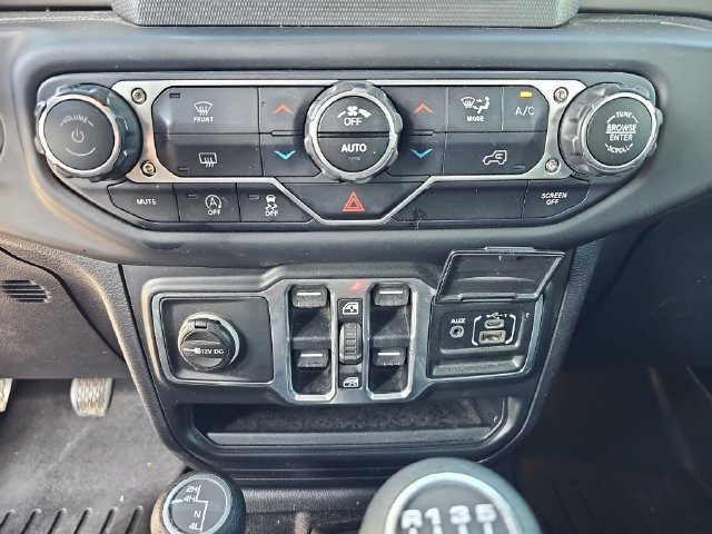 Used 2018 Jeep Wrangler Unlimited Sahara AWD/4WD image 28