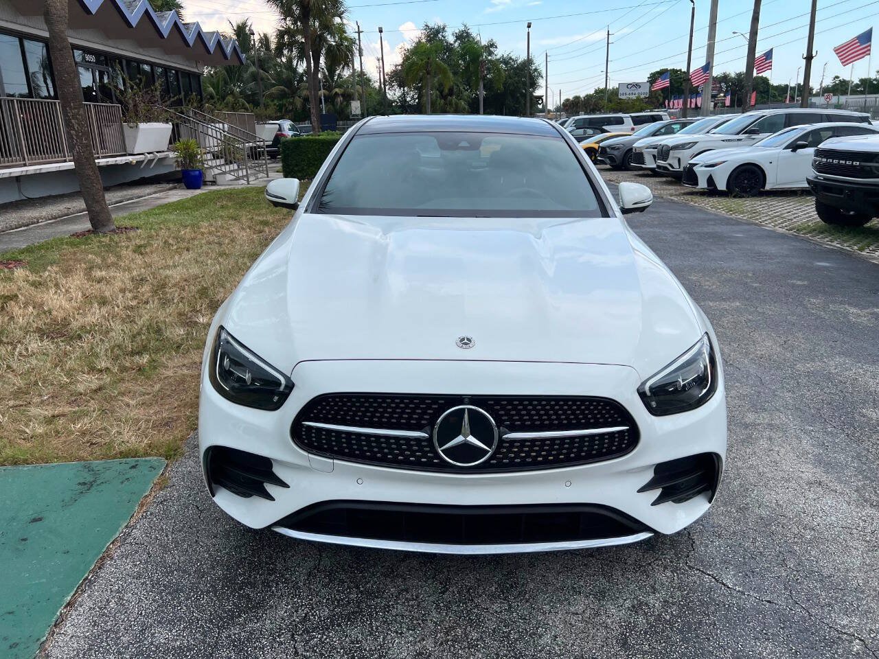Used 2023 Mercedes-Benz E 350 4MATIC Sedan image 3