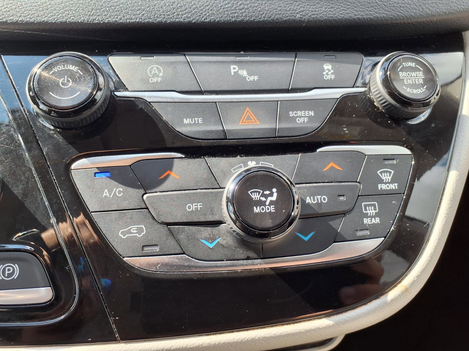 Used 2018 Chrysler Pacifica Touring-L image 7